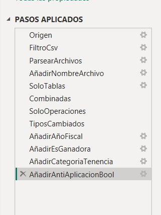 Panel "Pasos aplicados" de Power Query con una secuencia real: Origen, FiltroCsv, ParsearArchivos, SoloTablas, Combinadas, AñadirAñoFiscal